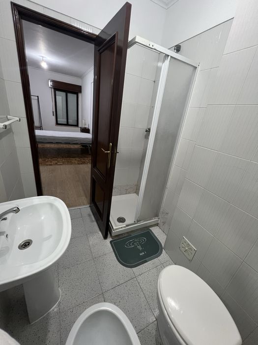 Alugo quarto suite Individual/Casal
