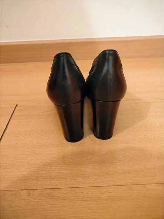 Sapatos de salto médio tipo peep toe e com diferentes materiais como camurça