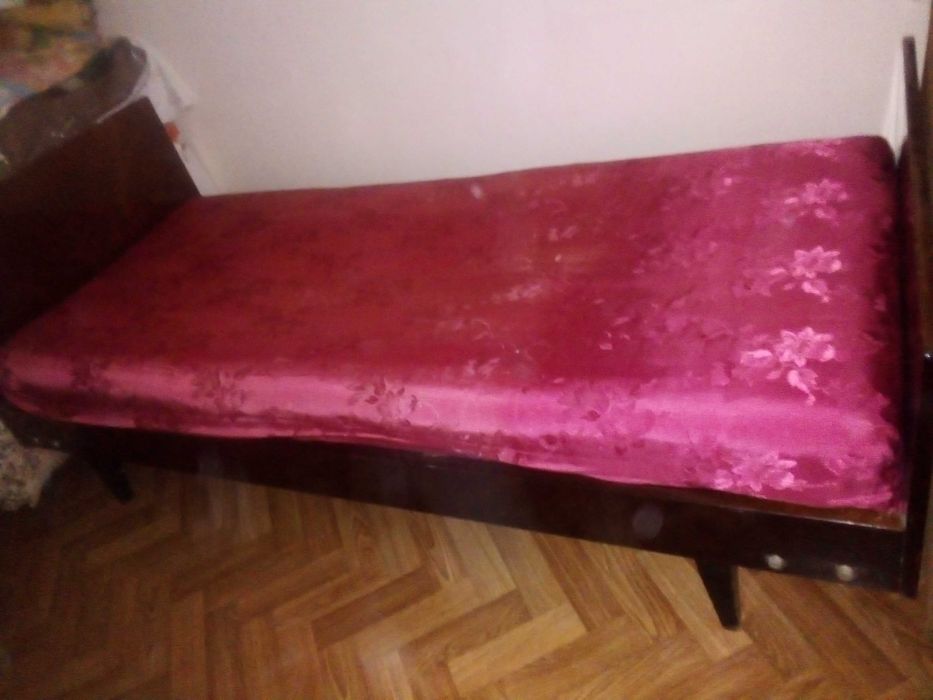 Продаю шкаф, стенку и деревянные кровати