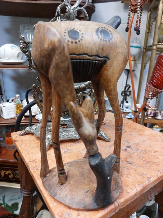 Escultura de cervo em madeira entalhada 

Madeira clara, com um a