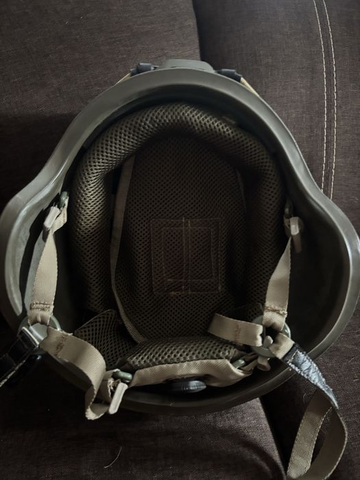 Шолом тактичний щ вухами без каверу в гарному стані