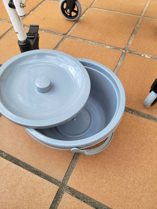 Cadeira de Rodas Invacare Alumínio c/Balde - Nova (Nunca Usada)