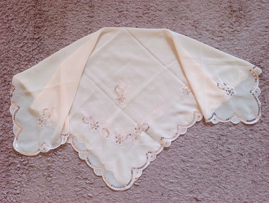 Хустка персикова з бісером. НОВА. 75*75см. Ціна-75грн.