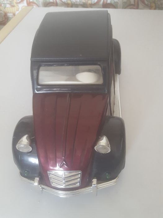 Carro  estilo  antigo  miniatura  e com relógio