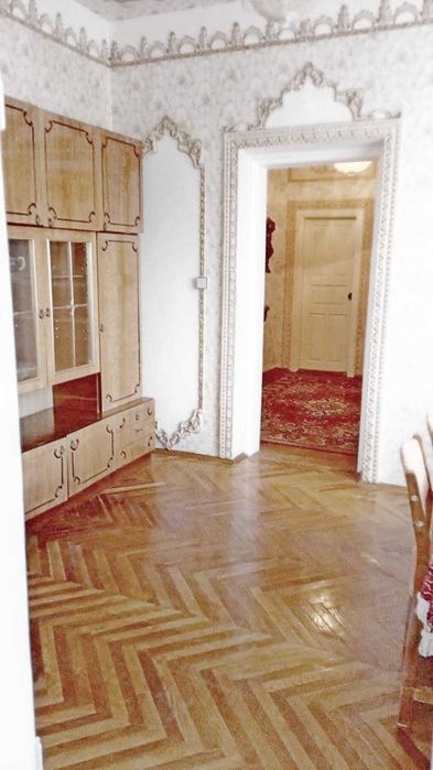 житловий будинок з літньою кухнею та гаражем