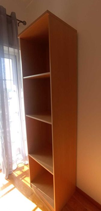 Estante em madeira laminada.