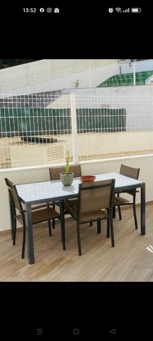 Mesa e cadeiras mais conjunto de sofá e cadeiras