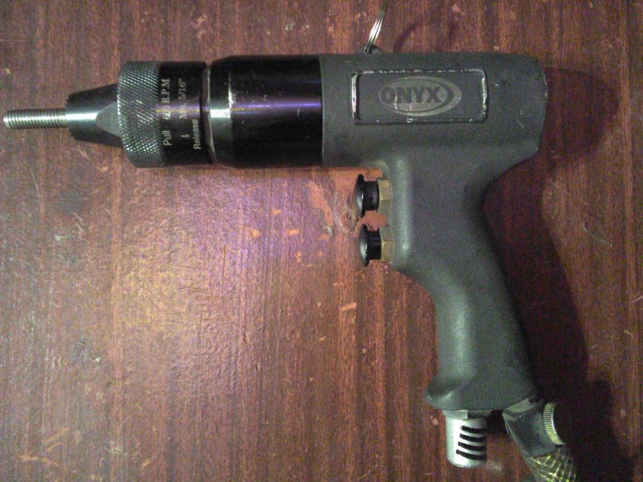 Пневматичний заклепувач гайок