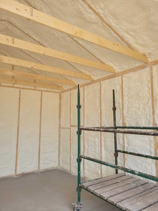 Ocieplanie piana PUR celuloza ocieplenie poddaszy izolacja domu stropu