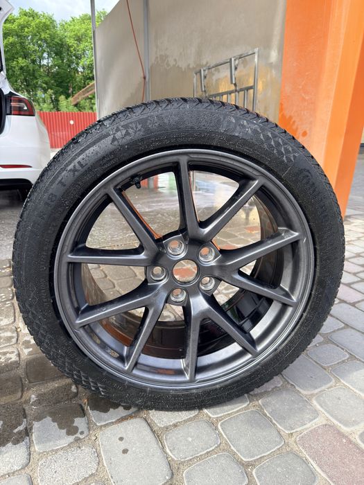 Колеса Tesla Model 3 диски шини датчик ковпак