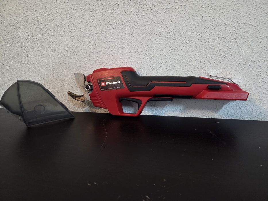 Używane akumulatorowe nożyce do gałęzi Einhell
