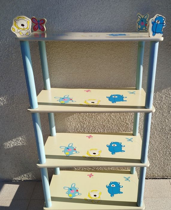 Estante com  bonecos de criança