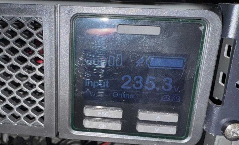 APC Smart-UPS SRT3000RMXLI 3000 VA – Excelente estado (900 €)