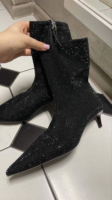 Ботильйони zara на маленькому каблуку в стразах, святкові підбори