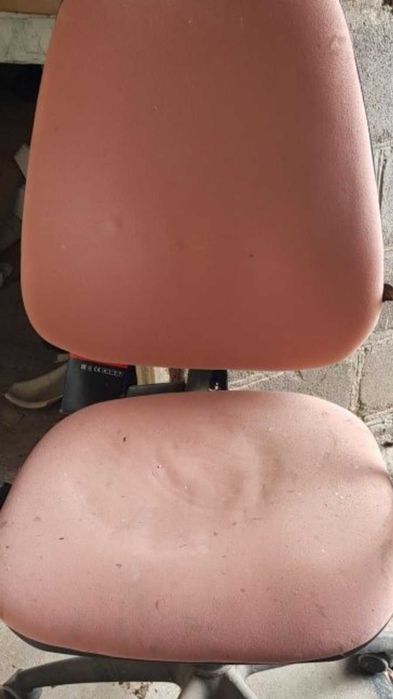 Кресло коричневое компьютерное под ремонт