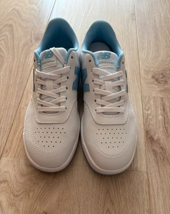 Białe New balance