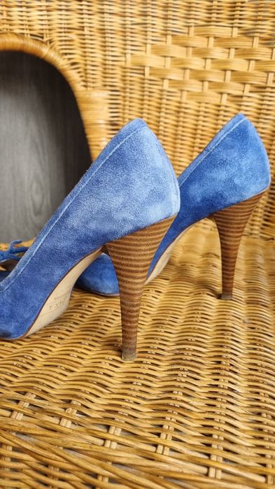 Niebieskie buty na obcasie z odkrytymi palcami