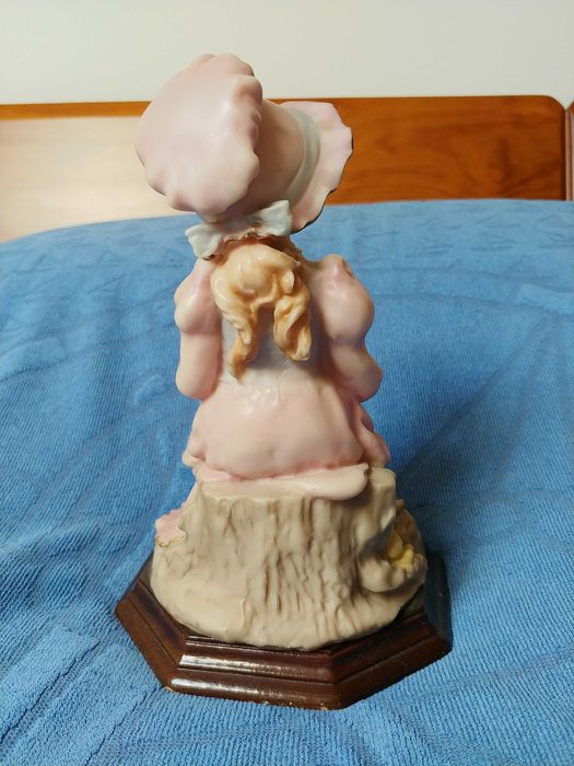 Estatueta marfinite com 24 cm altura