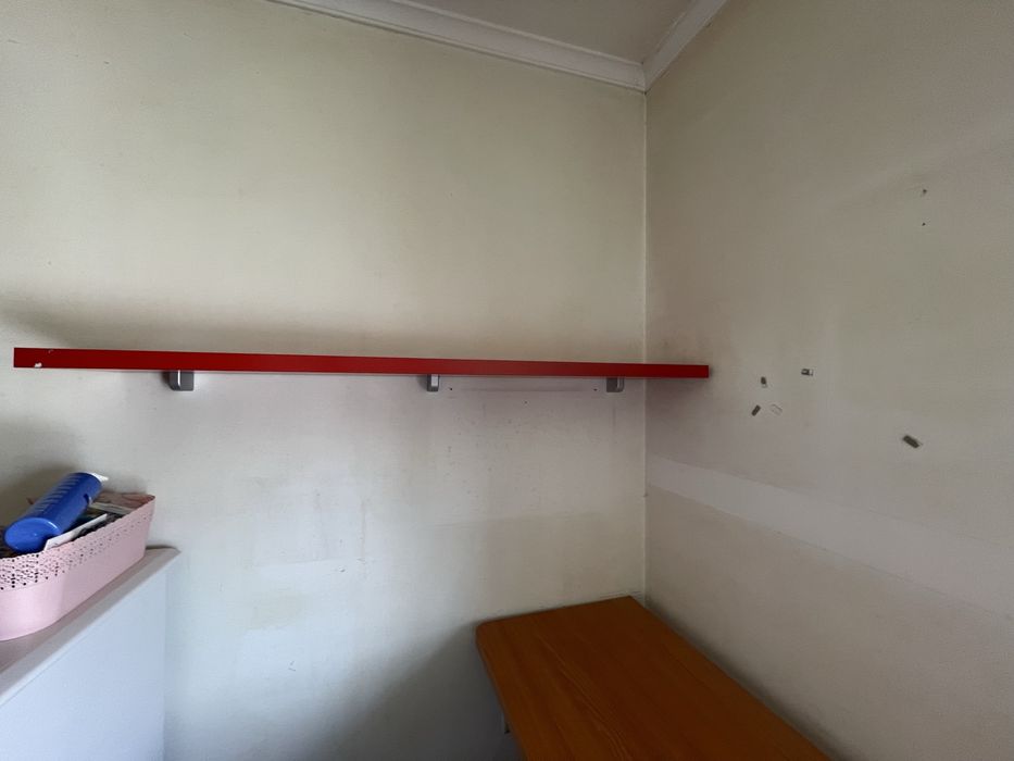 Quarto de criança com cama, secretaria e prateleira