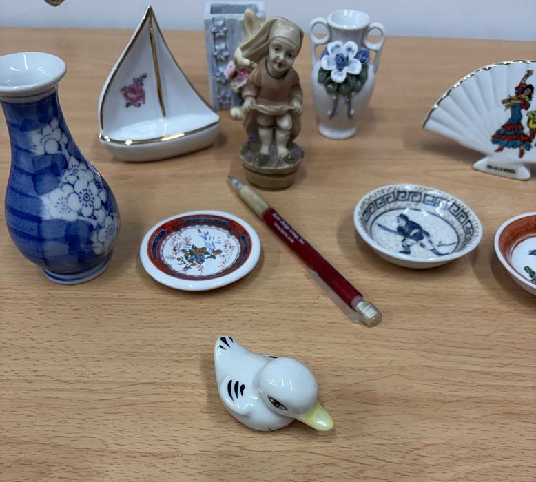 Lote 9 Miniaturas Porcelana/Cerâmica (Jarras, Figuras, Pratos)
