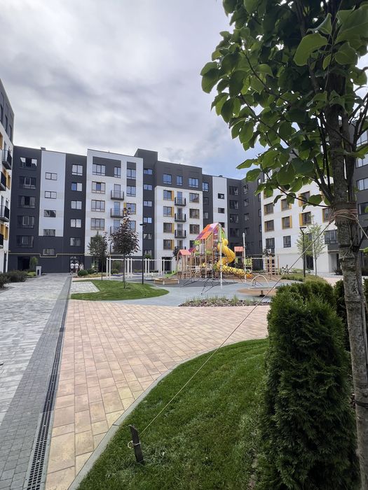 Комерція ЖК Молодість ! Фасад