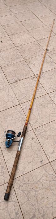 Cana de pesca de duas varas com carreto.