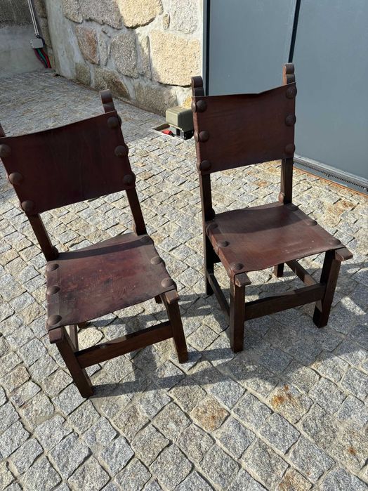 Cadeirões antigos em madeira