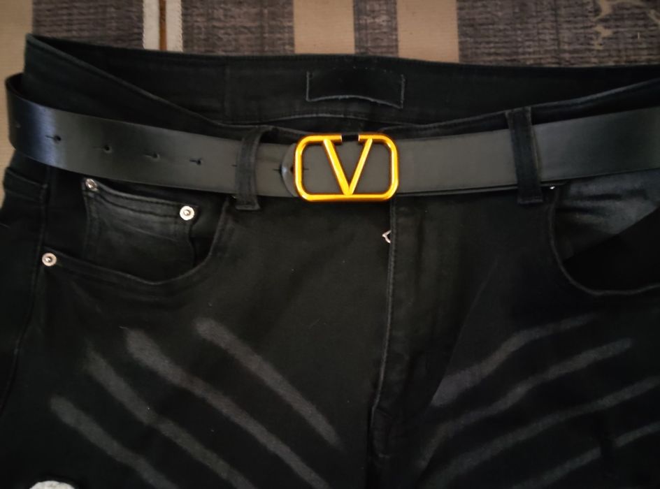 Джинсы Amiri и ремень Valentino