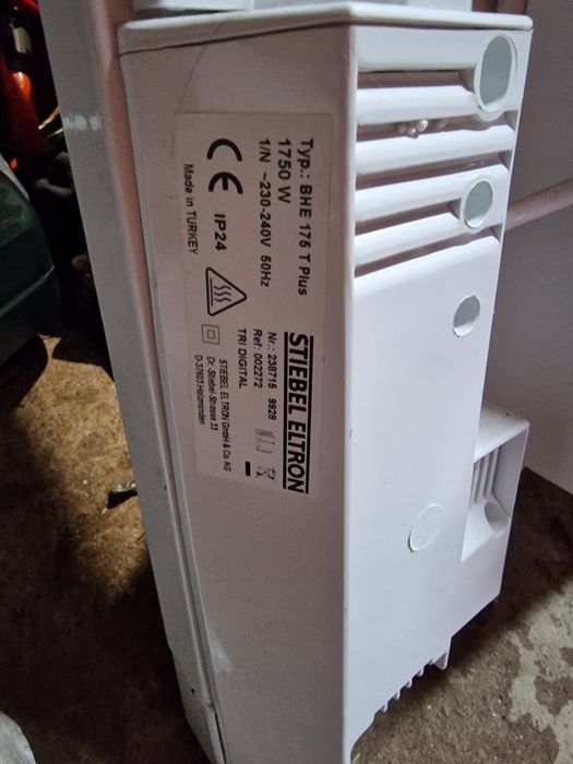 Grzejnik wodno elektryczny
