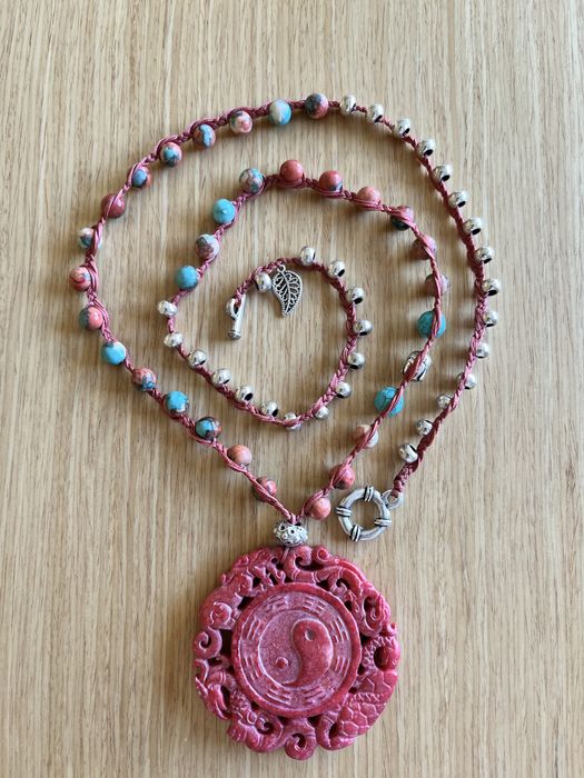 Colar HARMONIA azul/coral vom medalhão Yin/Yang