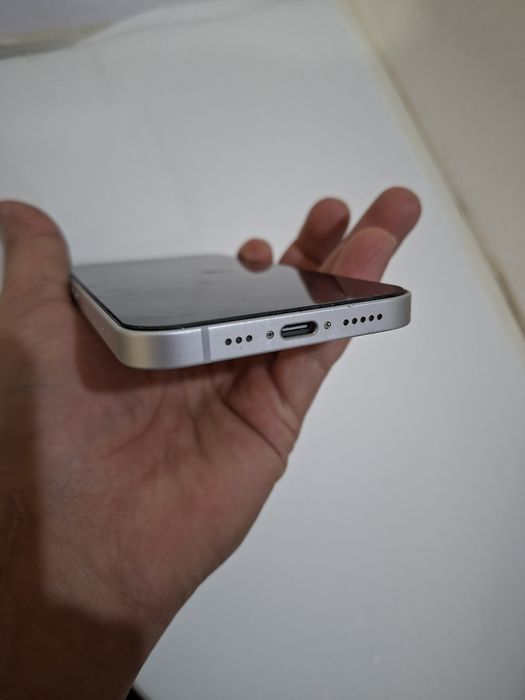 iPhone 16E – Branco | 9 meses de uso (Bateria a 99%) | Estado Impecável