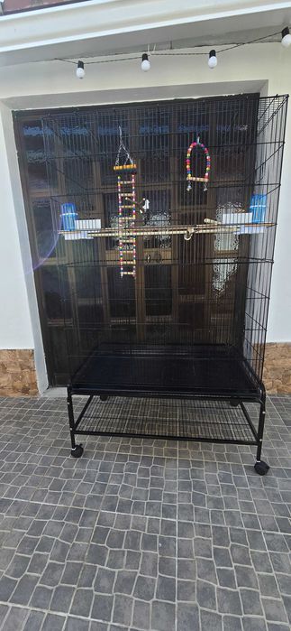 Gaiola grande com brinquedos