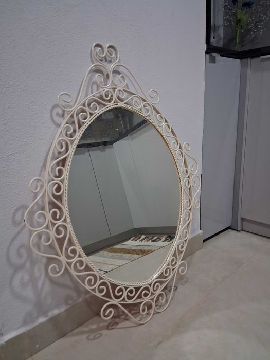 espelho ornamentado com ferro trabalhado