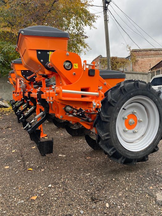 Сівалка пневматична Весна 8 Фаворит (Сеялка универсальная Весна 8)