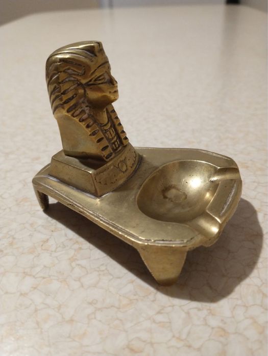 Mosiężna popielniczka z faraonem