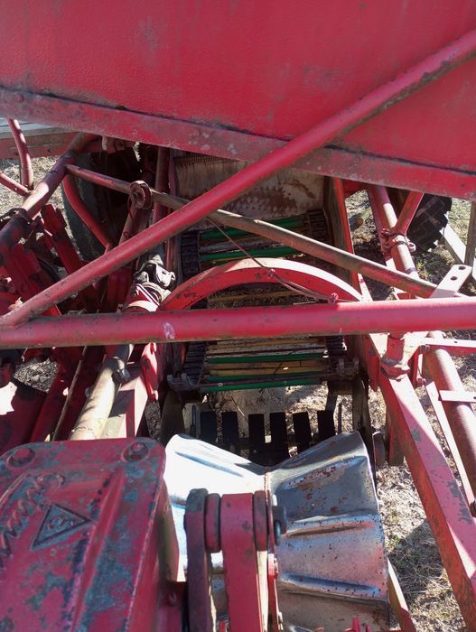 Попадаєця комбайн картопляний