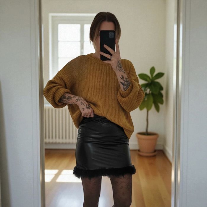 Urocza spódnica mini skórzana z ozdobnym futerkiem czarna