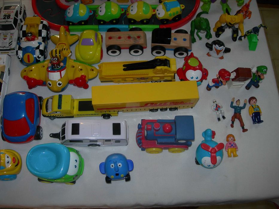 Brinquedos vários.