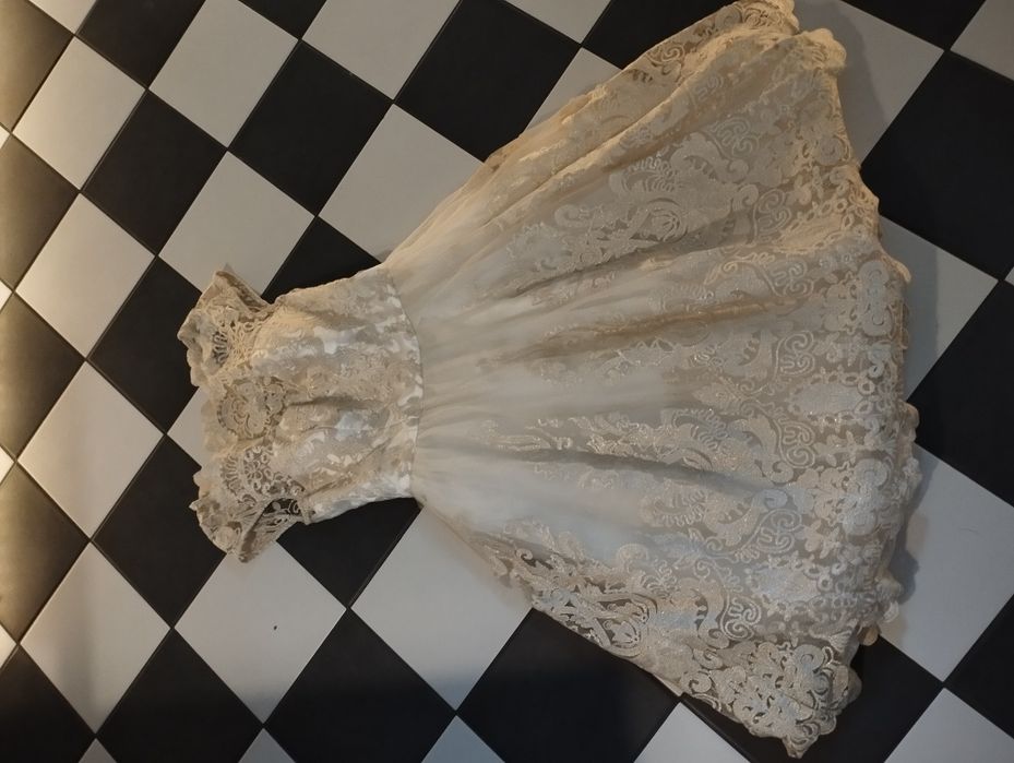 Piękna sukienka chi chi