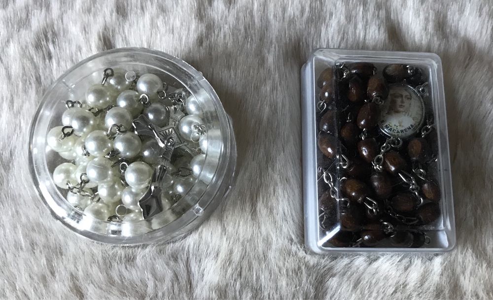 Terços NOVOS com caixa pérolas, castanho e vermelho e porta chaves