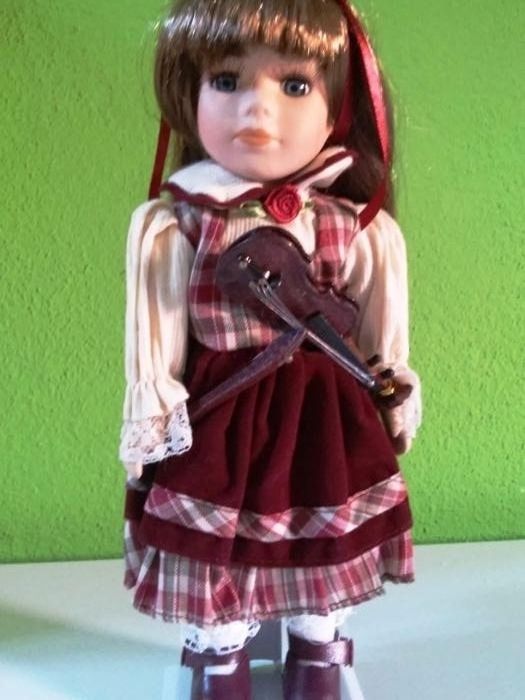 Boneca violinista de porcelana de colecção