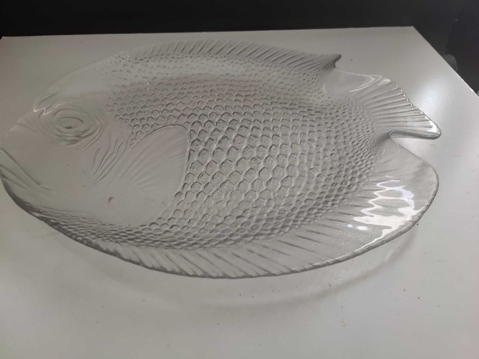 prato de vidro em forma de peixe