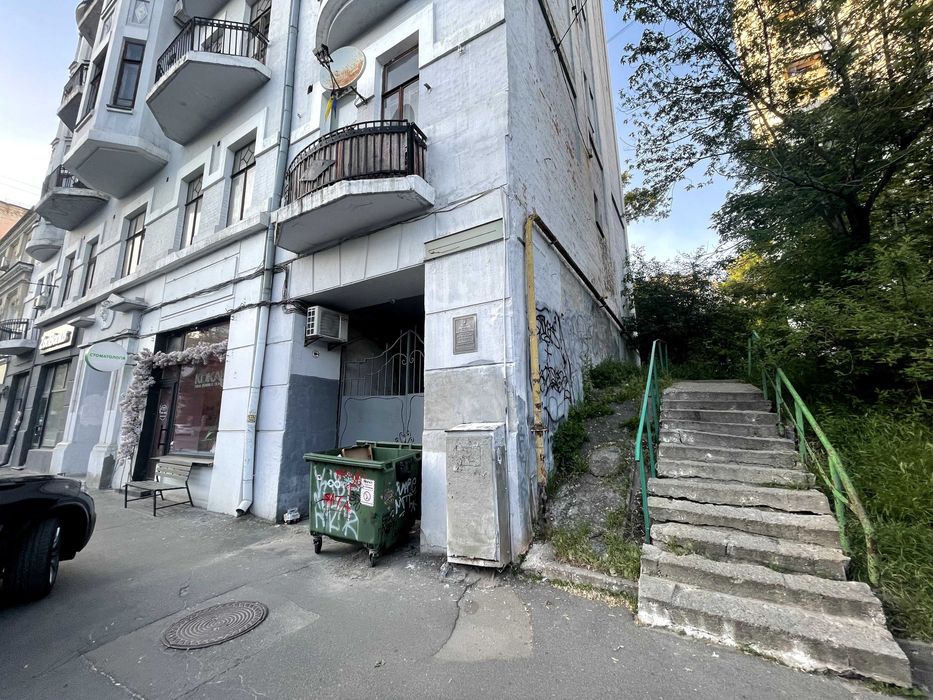 продам Саксаганского 58 нежилое помещение фасад 1-я линия