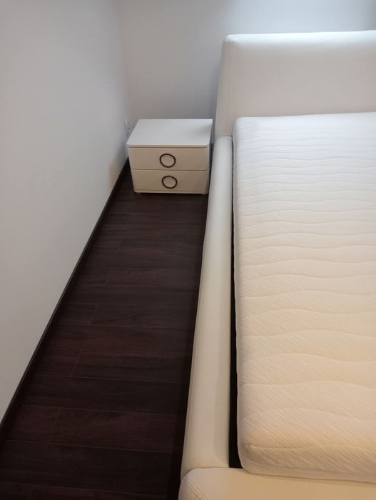 Łóżko białe - skóra