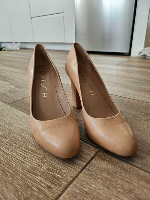 Шкіряні бежеві човники 38