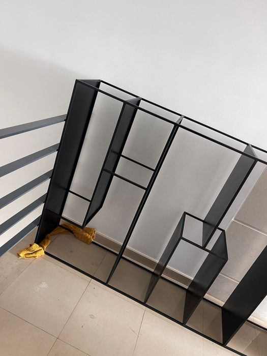 Estrutura de estantes preta