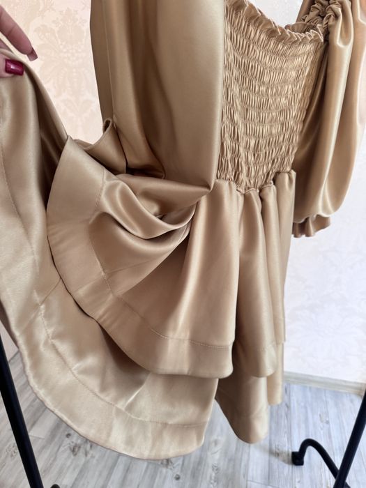 Атласна сукня кремового кольору M-L, ідеальний стан