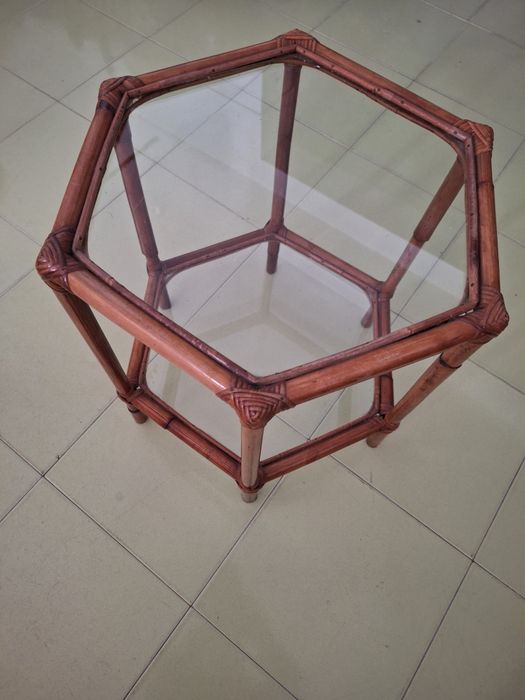 Mesa de centro hexagonal de bambu  c/ 2 bases em vidro