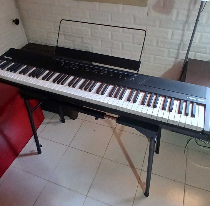 Piano ALESIS CONCERT 88 teclas e pedal