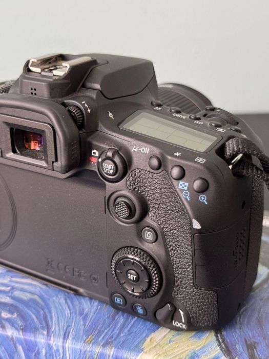 Canon EOS 90D com lente Canon EF\-S 18\-55mm IS STM\.